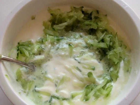 Joghurt-Gurken-Dip mit Gartenkräutern - Rezept - Bild Nr. 3