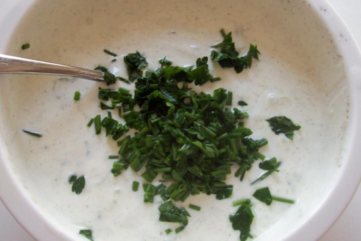 Joghurt-Gurken-Dip mit Gartenkräutern - Rezept - Bild Nr. 4
