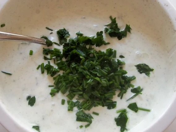 Joghurt-Gurken-Dip mit Gartenkräutern - Rezept - Bild Nr. 4