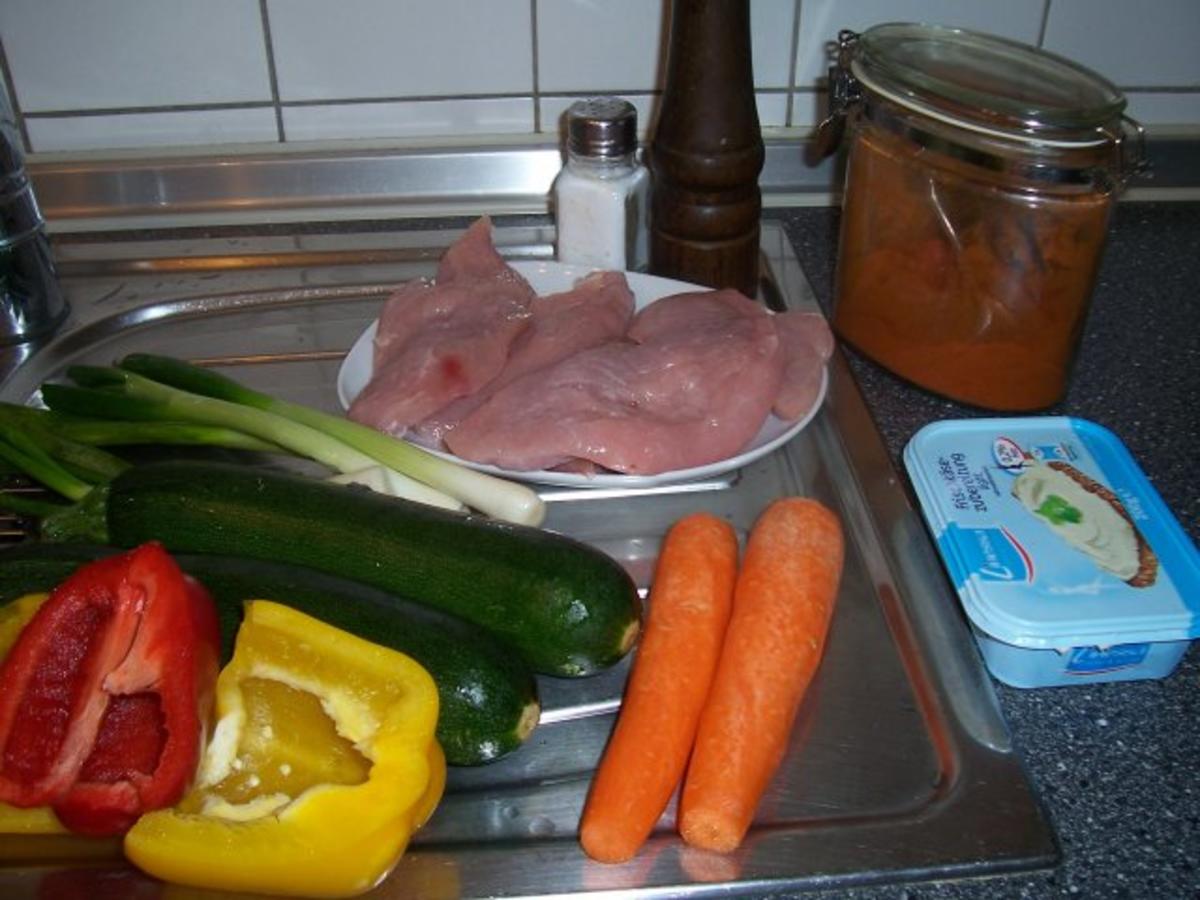 Enikö´s "14,6 Kilo müssen runter" Zucchini-Paprika Pfanne mit Putensteak - Rezept - Bild Nr. 2