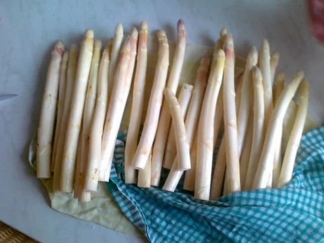 Frischer Spargel mit Schnitzel und Bärlauchsoße dazu Butterkartoffeln - Rezept - Bild Nr. 12