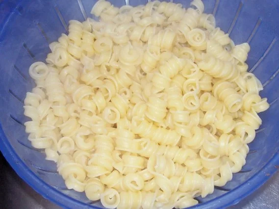 Italienischer Nudelsalat mit Paprika und Mozzarella - Rezept - Bild Nr. 2