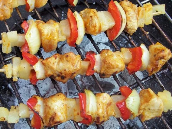 Grillen: Hähnchen-Ananasspieße mit Curry-Honig-Marinade - Rezept