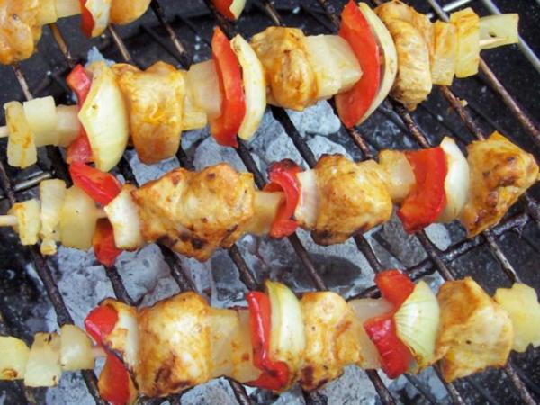 Grillen: Hähnchen-Ananasspieße mit Curry-Honig-Marinade - Rezept ...