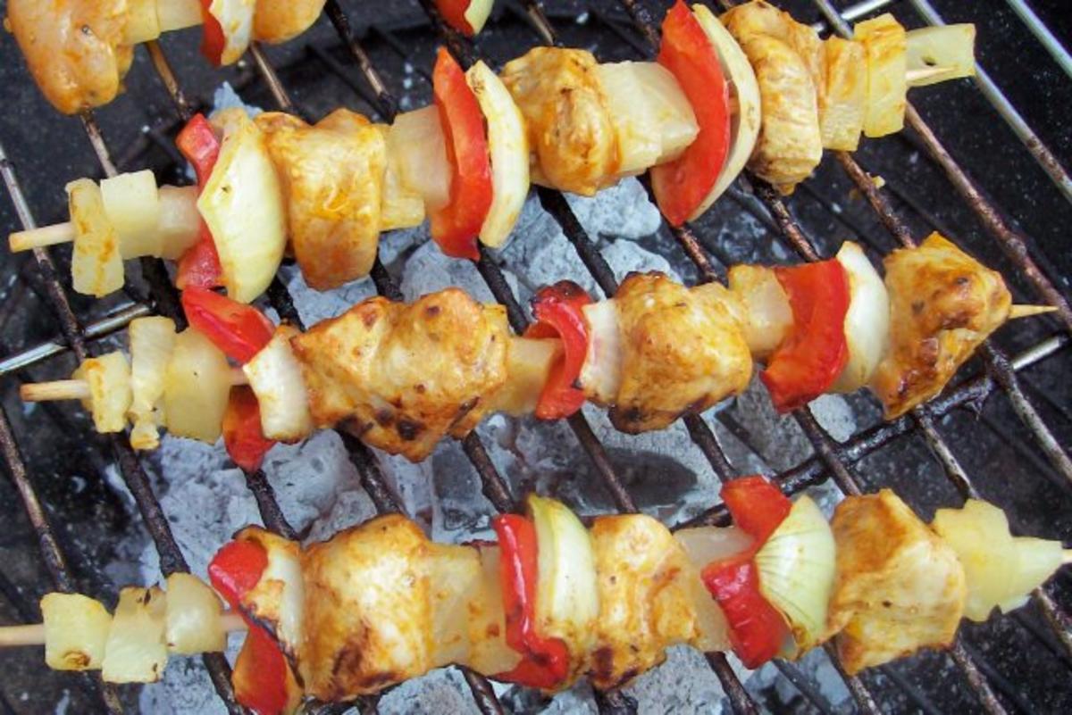 Bilder für Grillen: Hähnchen-Ananasspieße mit Curry-Honig-Marinade - Rezept