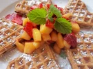 Dessert: Schoko-Waffeln mit Erdbeer-Mango-Salat - Rezept