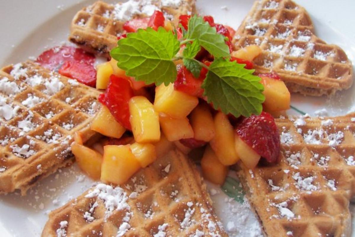Dessert: Schoko-Waffeln mit Erdbeer-Mango-Salat - Rezept - kochbar.de