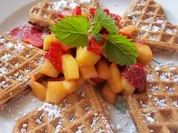Dessert: Schoko-Waffeln mit Erdbeer-Mango-Salat - Rezept
