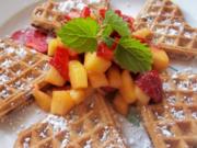Dessert: Schoko-Waffeln mit Erdbeer-Mango-Salat - Rezept