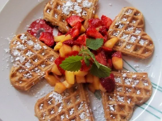 Dessert: Schoko-Waffeln mit Erdbeer-Mango-Salat - Rezept - Bild Nr. 5