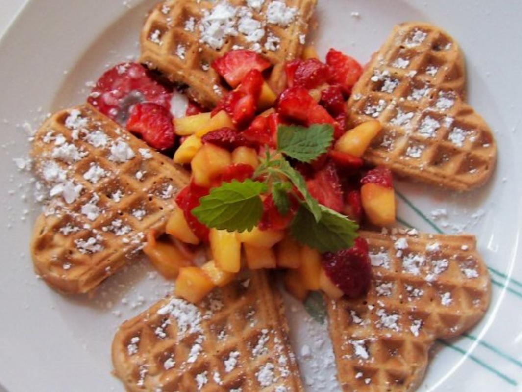 Dessert: Schoko-Waffeln mit Erdbeer-Mango-Salat - Rezept - kochbar.de