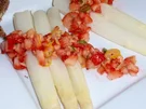 Spargel mit pikant zubereiteten Erdbeersalat - Rezept