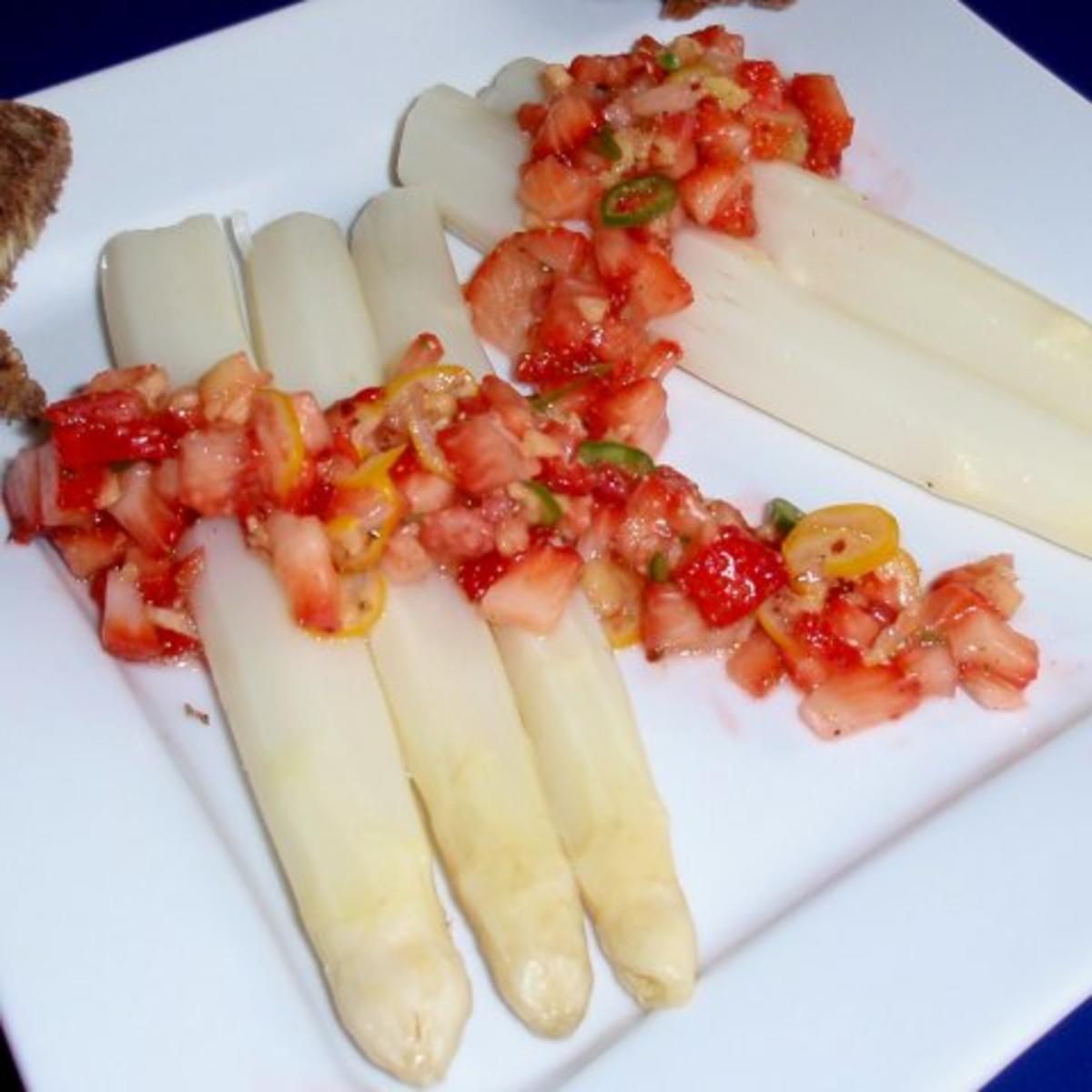 Spargel mit pikant zubereiteten Erdbeersalat - Rezept - kochbar.de