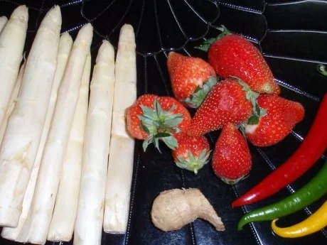Spargel mit pikant zubereiteten Erdbeersalat - Rezept - Bild Nr. 2