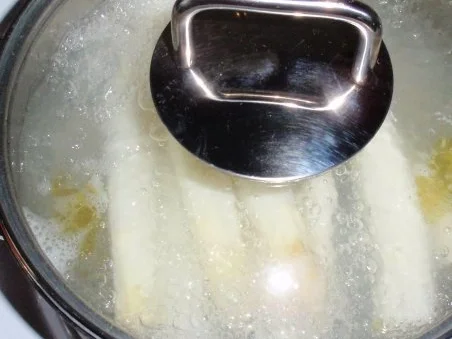 Spargel mit pikant zubereiteten Erdbeersalat - Rezept - Bild Nr. 4