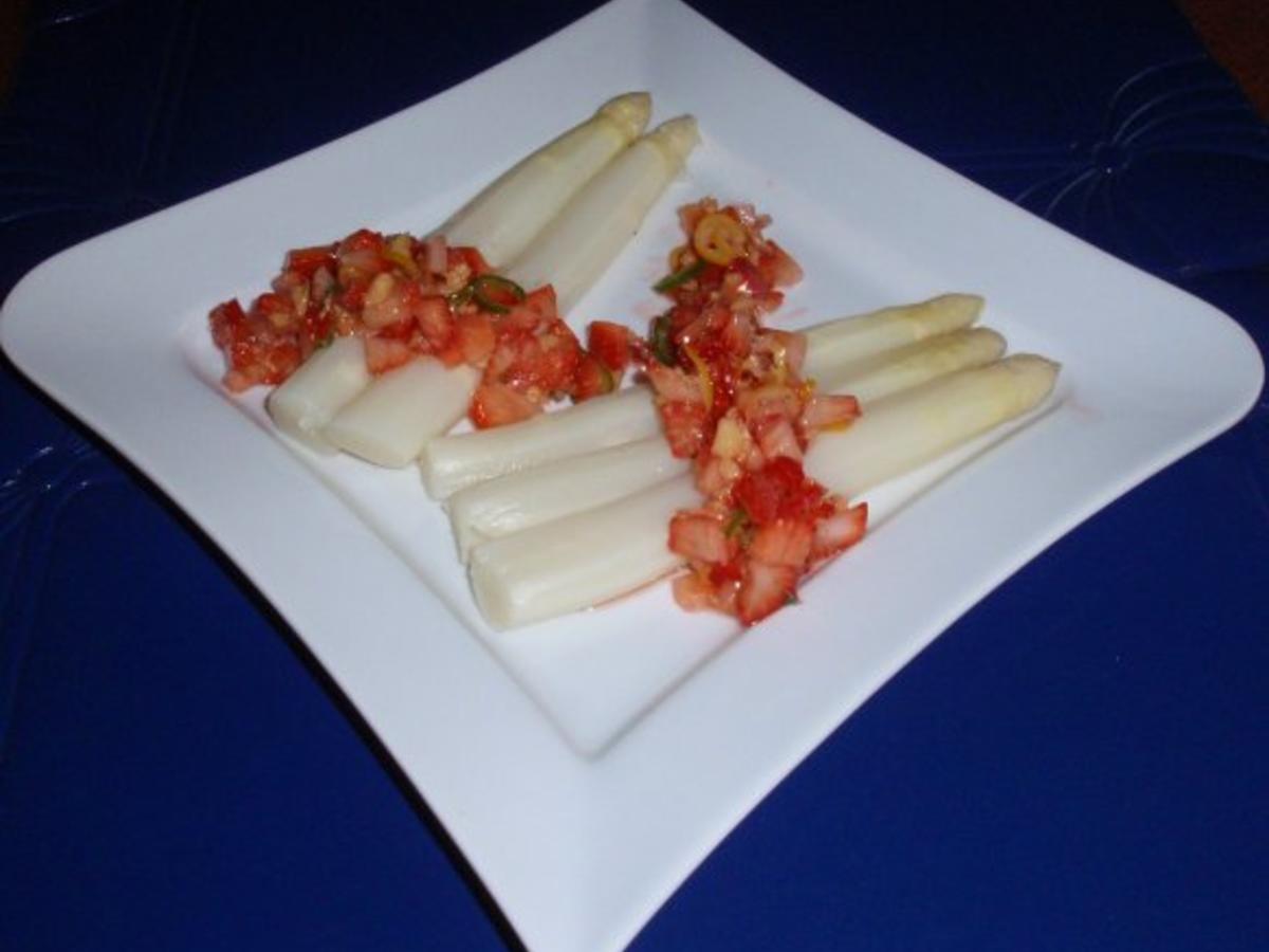Spargel mit pikant zubereiteten Erdbeersalat - schnell &amp; einfach - 178 ...