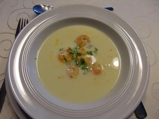 Spargelcremesuppe mit Garnelen - Rezept