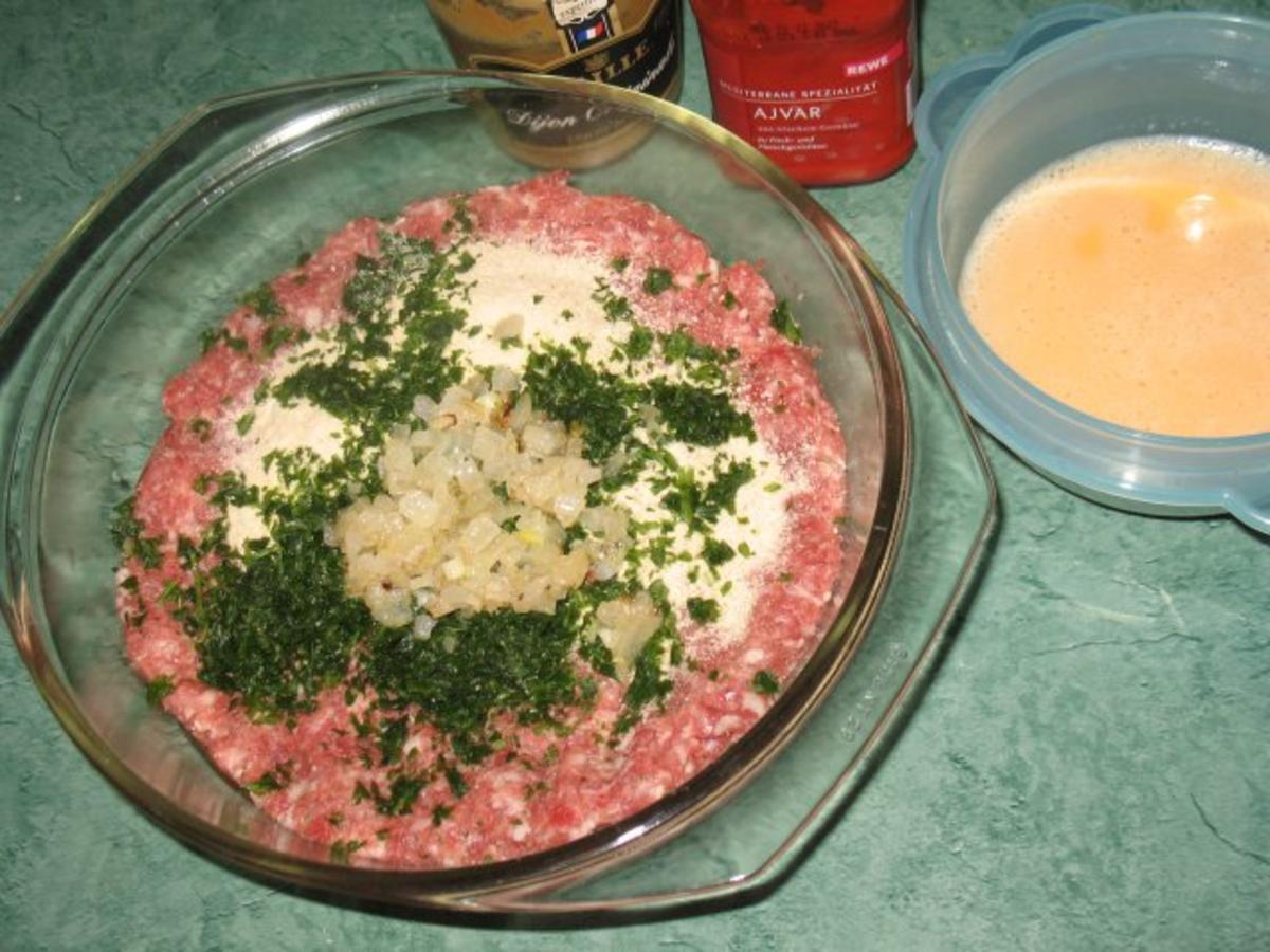 Fleisch Ajvar Burger Und Ajvar Ballchen Rezept Kochbar De