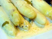 Ofenspargel mit Estragonsauce und Wiener Schnitzelchen - Rezept
