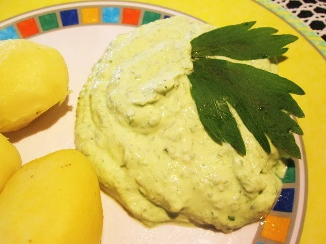 Sahnequark mit den aller-ersten zarten Kräutern ... - Rezept