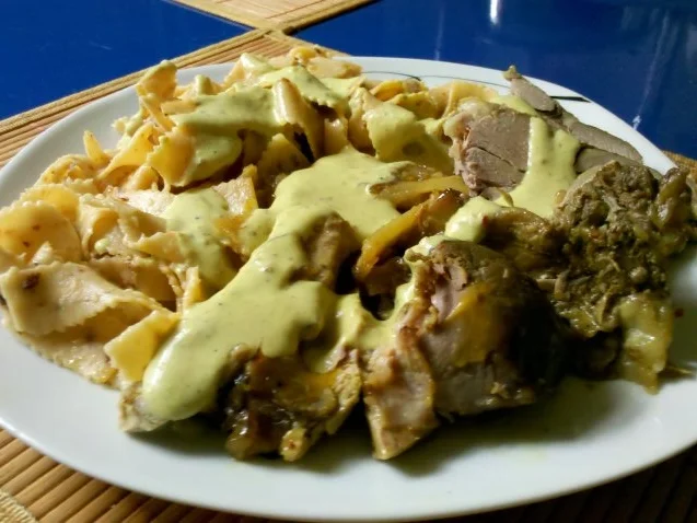 Geflügel: Putenoberkeule mit Kokos-Green-Curry-Soße und Chili-Tomatenbandnudeln - Rezept