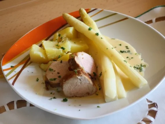 Spargel mit Schweinefilet und Sauce Hollandaise - Rezept