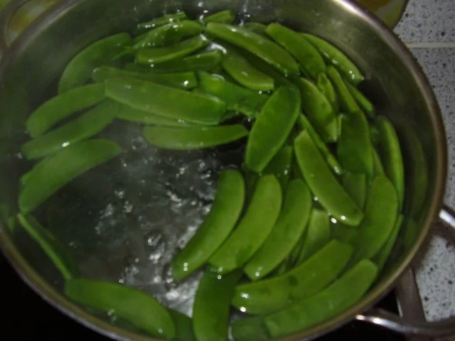 Rezept: Hähnchenkeulen mit Erbsen-Soße Bild Nr. 8 Hähnchenkeulen mit Erbsen-Soße - Rezept - Bild Nr. 8