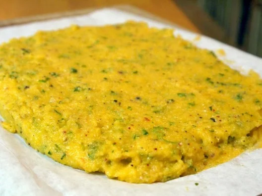 Thymianbouletten auf Cranberry-Tomaten-Sauce und Kräuter-Polenta-Schnitten - Rezept - Bild Nr. 3