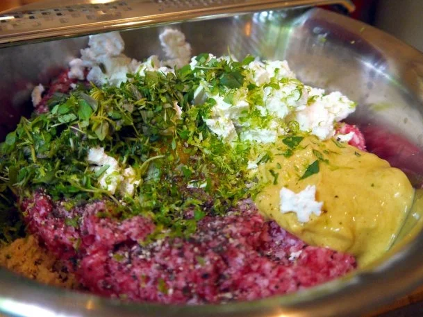 Thymianbouletten auf Cranberry-Tomaten-Sauce und Kräuter-Polenta-Schnitten - Rezept - Bild Nr. 4