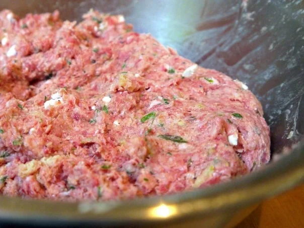 Thymianbouletten auf Cranberry-Tomaten-Sauce und Kräuter-Polenta-Schnitten - Rezept - Bild Nr. 5