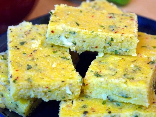 Thymianbouletten auf Cranberry-Tomaten-Sauce und Kräuter-Polenta-Schnitten - Rezept - Bild Nr. 6