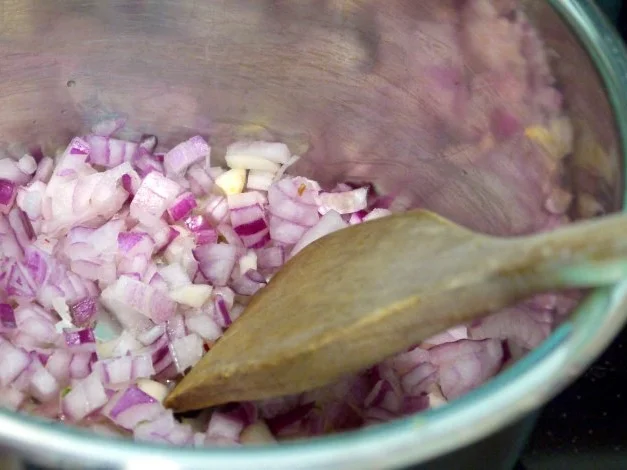 Thymianbouletten auf Cranberry-Tomaten-Sauce und Kräuter-Polenta-Schnitten - Rezept - Bild Nr. 7