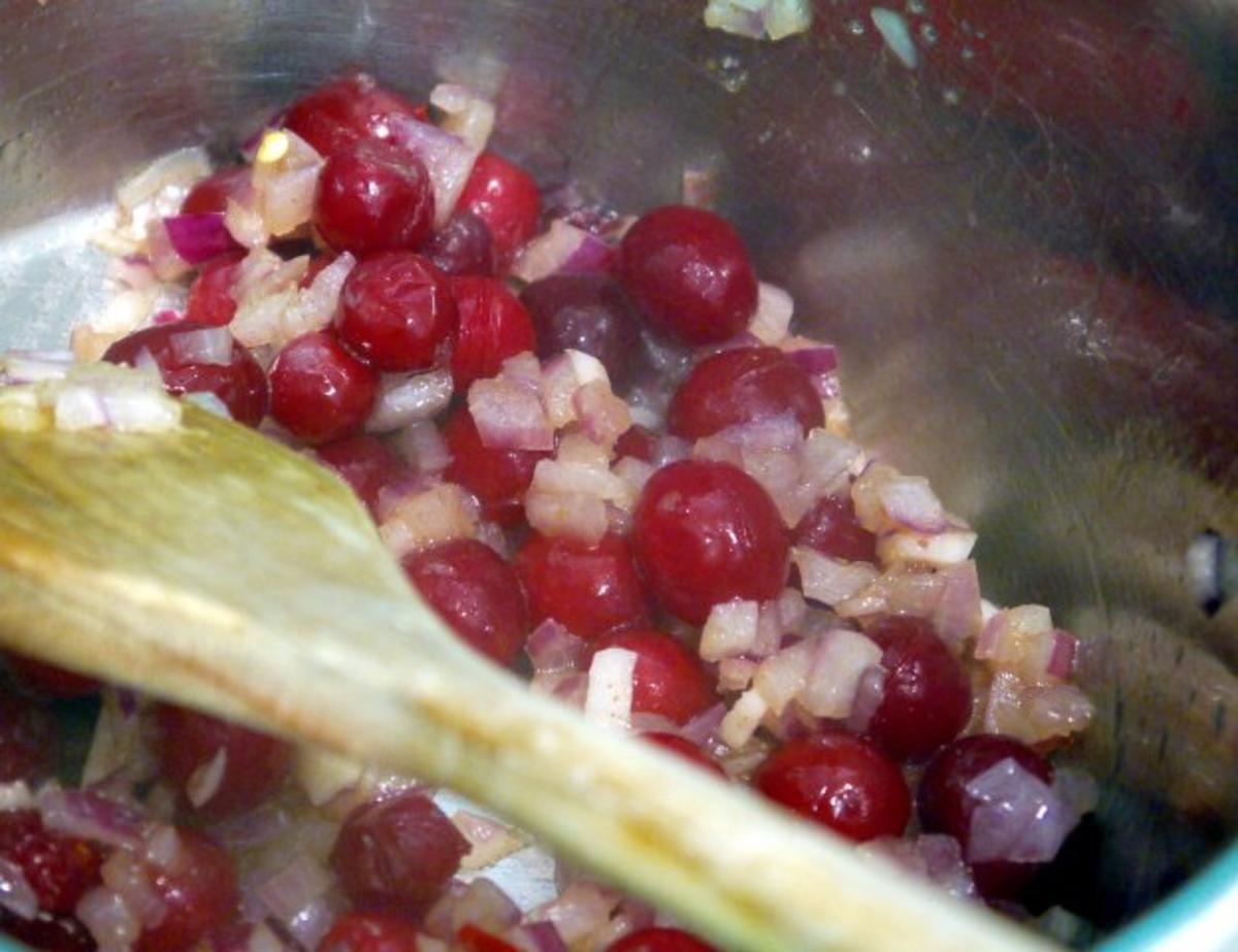 Thymianbouletten auf Cranberry-Tomaten-Sauce und Kräuter-Polenta-Schnitten - Rezept - Bild Nr. 8
