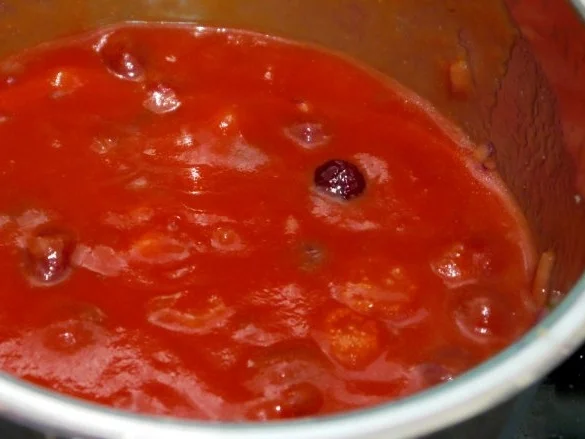 Thymianbouletten auf Cranberry-Tomaten-Sauce und Kräuter-Polenta-Schnitten - Rezept - Bild Nr. 9