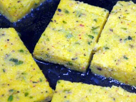 Thymianbouletten auf Cranberry-Tomaten-Sauce und Kräuter-Polenta-Schnitten - Rezept - Bild Nr. 10