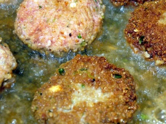 Thymianbouletten auf Cranberry-Tomaten-Sauce und Kräuter-Polenta-Schnitten - Rezept - Bild Nr. 11