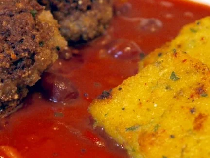 Thymianbouletten auf Cranberry-Tomaten-Sauce und Kräuter-Polenta-Schnitten - Rezept