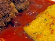 Thymianbouletten auf Cranberry-Tomaten-Sauce und Kräuter-Polenta-Schnitten - Rezept