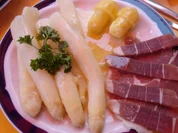 Spargel mit westfälischen Knochenschinken, Pilzkartoffeln und zerlassener Butter - Rezept