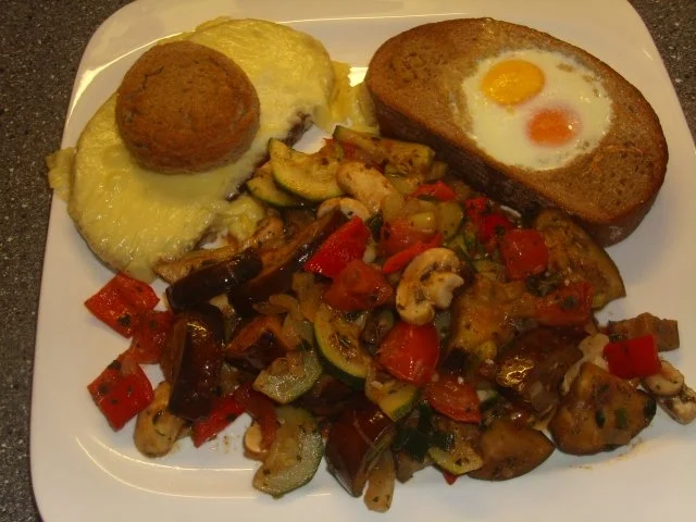 Rezept: Gemüsepfanne mit Ei im Brot Gemüsepfanne mit Ei im Brot - Rezept