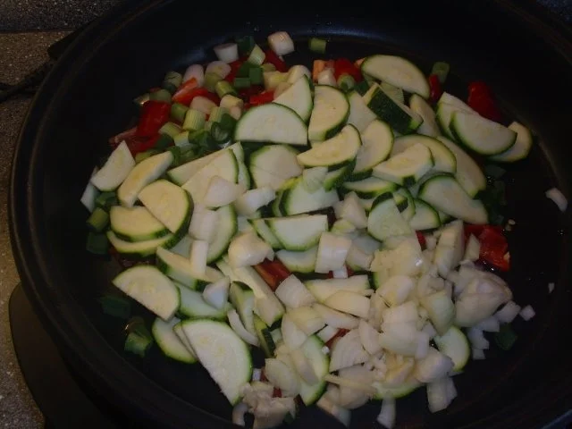 Rezept: Gemüsepfanne mit Ei im Brot Bild Nr. 3 Gemüsepfanne mit Ei im Brot - Rezept - Bild Nr. 3