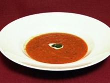 Tomatensuppe an Basilikumpesto und geröstetem Brot auf mallorquinische Art (Tim Toupet) - Rezept