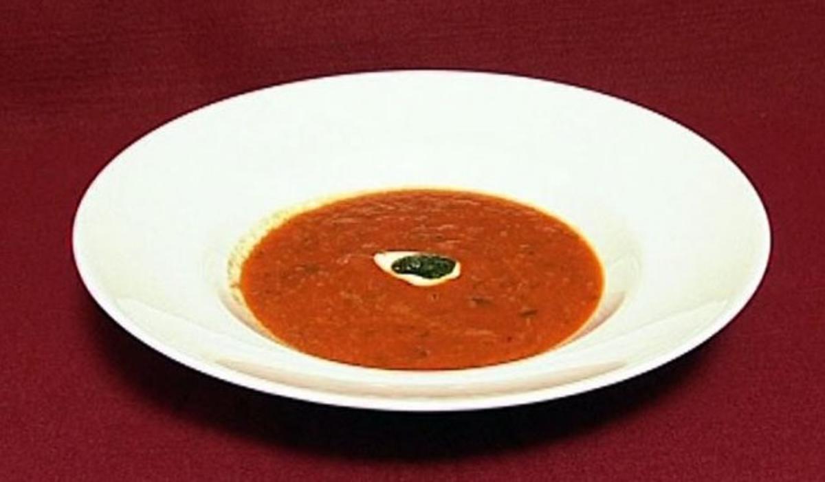 Bilder für Tomatensuppe an Basilikumpesto und geröstetem Brot auf mallorquinische Art (Tim Toupet) - Rezept