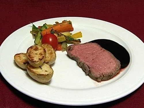 Rezept: Roastbeef im Senfmantel mit Rosmarinbratlingen und mediterranem Gemüse (Tim Toupet) Roastbeef im Senfmantel mit Rosmarinbratlingen und mediterranem Gemüse (Tim Toupet) - Rezept