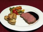 Roastbeef im Senfmantel mit Rosmarinbratlingen und mediterranem Gemüse (Tim Toupet) - Rezept