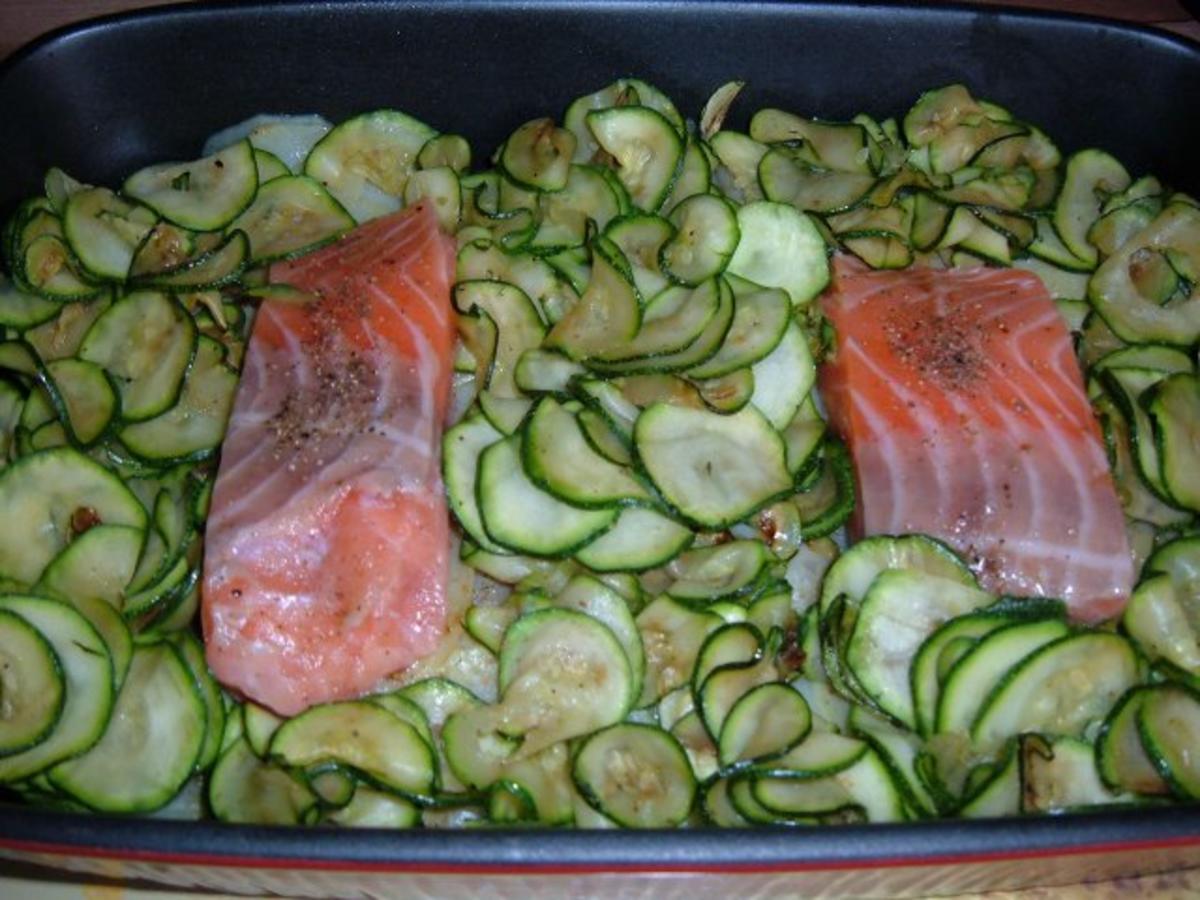 Fisch : Lachs auf Kartoffeln ,Zucchini, Zwiebeln - Rezept - Bild Nr. 6
