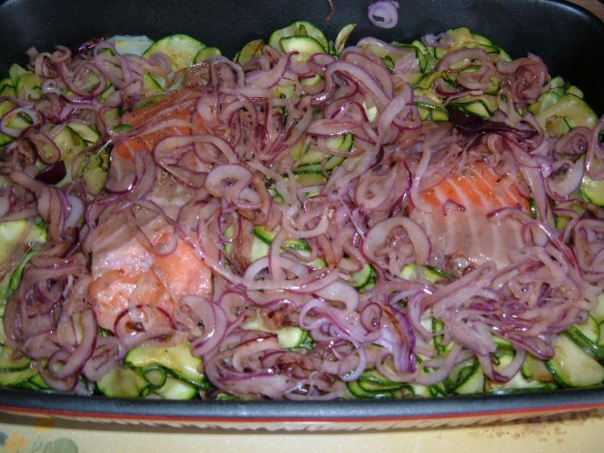 Fisch : Lachs auf Kartoffeln ,Zucchini, Zwiebeln - Rezept - Bild Nr. 8
