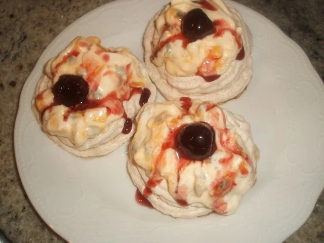 Rezept: Backen: Zimt-Baiser-Törtchen mit Mango-Maracuja-Quark Backen: Zimt-Baiser-Törtchen mit Mango-Maracuja-Quark - Rezept