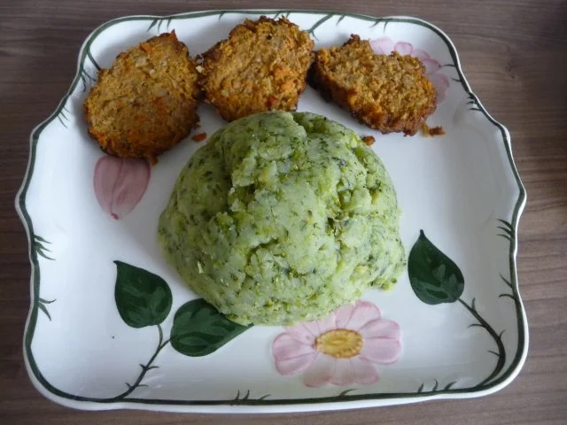 Rezept: Hackfleisch : Fleischküchle mit Möhren an Kartoffel-Broccoli-Brei Hackfleisch : Fleischküchle mit Möhren an Kartoffel-Broccoli-Brei - Rezept