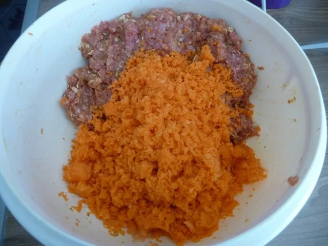 Rezept: Hackfleisch : Fleischküchle mit Möhren an Kartoffel-Broccoli-Brei Bild Nr. 8 Hackfleisch : Fleischküchle mit Möhren an Kartoffel-Broccoli-Brei - Rezept - Bild Nr. 8